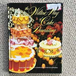The Wilton Way of Cake Decorating -volume one
